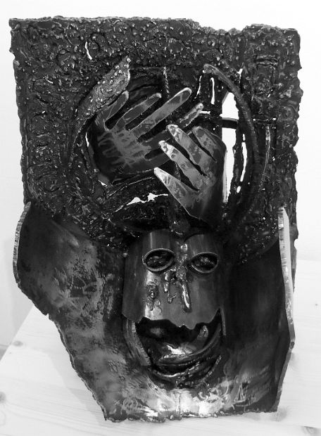 WELTERBE, Eisenskulptur, 48 cm hoch, 46 cm breit, 28 cm tief